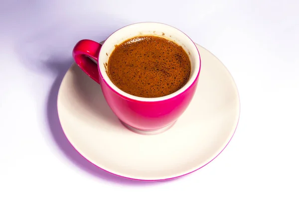 Masanın Üzerinde Bir Parlak Pembe Porselen Fincan Espresso Kahve — Stok fotoğraf