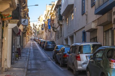 Sliema, Malta, 5 Ocak 2019 tarihinde. Kentsel görünümü. Eski Şehir, bina cephe sokaklarda geleneksel balkon ile dekore edilmiştir. Arabalar kaldırım Park