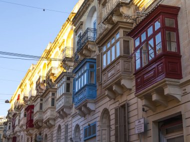 Sliema, Malta, 5 Ocak 2019 tarihinde. Geleneksel bir ev bir cephe parçası. Malta mimarisi ve bir ülke sembolleri - karmaşık bir balkon karakteristik bir detay