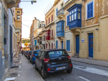 Sliema, Malta, 5 Ocak 2019 tarihinde. Kentsel görünümü. Eski Şehir, bina cephe sokaklarda geleneksel balkon ile dekore edilmiştir. Arabalar kaldırım Park