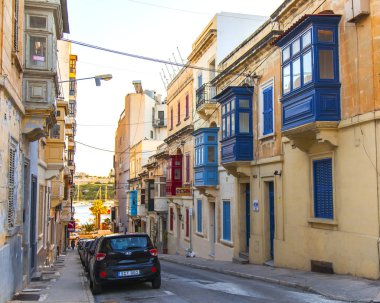 Sliema, Malta, 5 Ocak 2019 tarihinde. Kentsel görünümü. Eski Şehir, bina cephe sokaklarda geleneksel balkon ile dekore edilmiştir. Arabalar kaldırım Park