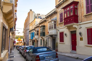 Sliema, Malta, 5 Ocak 2019 tarihinde. Kentsel görünümü. Eski Şehir, bina cephe sokaklarda geleneksel balkon ile dekore edilmiştir. Arabalar kaldırım Park