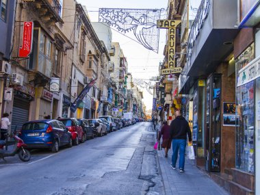 Sliema, Malta, 5 Ocak 2019 tarihinde. Kentsel görünümü. Eski Şehir, bina cephe sokaklarda geleneksel balkon ile dekore edilmiştir. Arabalar kaldırım Park