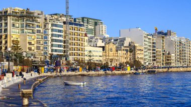 Sliema, Malta, 5 Ocak 2019 tarihinde. Sabahın erken saatlerinde gündoğumu, körfezin güzel set of mimari kompleks