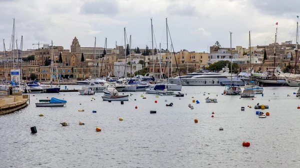 Иль Гзира Мальта Января 2019 Года Живописном Заливе Пришвартованы Прогулочные — стоковое фото