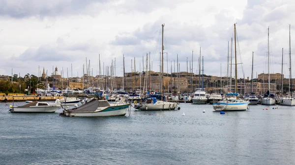 Gzira Malta January 2019 Walking Boats Yachts Moored Picturesque Bay — Stock Photo, Image