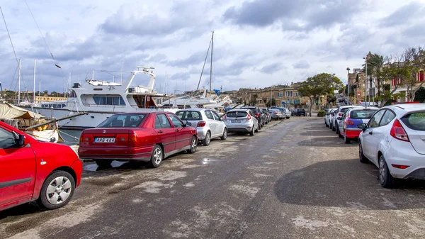 Gżira Malta Stycznia 2019 Samochody Parkują Brzegu Zatoki — Zdjęcie stockowe
