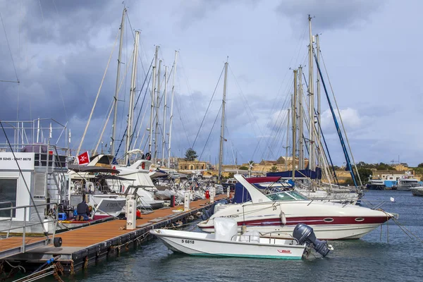 马耳他伊 格齐拉 2019年1月8日 在风景如画的海湾停泊着游船和游艇 多云的天气 — 图库照片