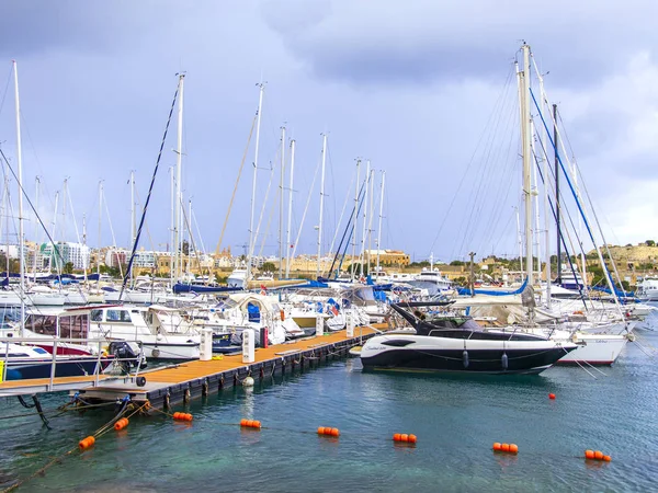 Gzira マルタ 2019 美しい湾に歩行のボートやヨットを係留します 天気曇り — ストック写真