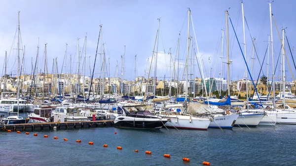 Gzira Malta Janeiro 2019 Barcos Iates Estão Ancorados Pitoresca Baía — Fotografia de Stock