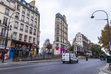 Paris, Fransa, üzerinde 26 Ekim 2018. Tipik şehir sokak ile bulutlu hava, tarihi bina