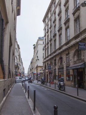 Paris, Fransa, üzerinde 26 Ekim 2018. Tipik şehir sokak ile bulutlu hava, tarihi bina