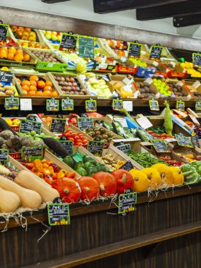Paris, Fransa, üzerinde 26 Ekim 2018. Bir gösteri pencere ticaret taze sebze ve meyve shop