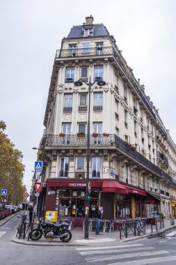 Paris, Fransa, üzerinde 26 Ekim 2018. Tipik şehir sokak ile bulutlu hava, tarihi bina