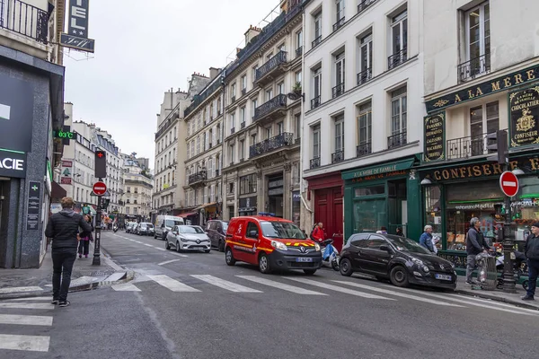Paryż Francja Października 2018 Typowe Miasto Ulica Zabytkowym Budynku Samochody — Zdjęcie stockowe