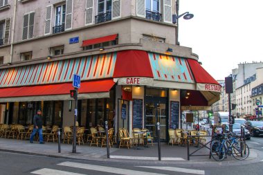 PARIS, FRANCE, 26 Ekim 2018. Tipik Paris caddesi sabahları. Köşedeki geleneksel kafe..