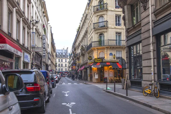 Париж Франция Октября 2018 Типичная Улица Историческим Зданием Автомобили Припаркованы — стоковое фото