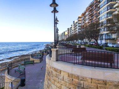 Sliema, Malta, 7 Ocak 2019 tarihinde. Körfezin güzel set of mimari kompleks günbatımı güneş yaktı