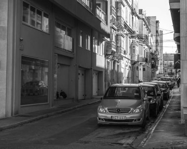 Sliema, Malta, 5 Ocak 2019 tarihinde. Kentsel görünümü. eski şehir, Bina cephe dar sokakta geleneksel balkon ile dekore edilmiş. Arabalar kaldırım Park