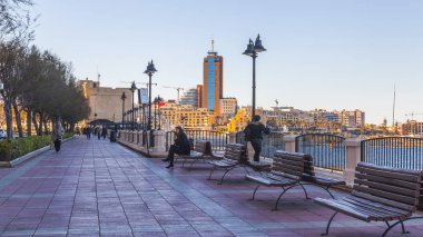 Sliema, Malta, 7 Ocak 2019 tarihinde. Körfezin güzel set of mimari kompleks günbatımı güneş yaktı