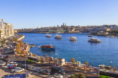 Sliema, Malta, 7 Ocak 2019 tarihinde. Körfezin güzel set of mimari kompleks günbatımı güneş yaktı