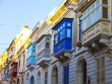 Sliema, Malta, 5 Ocak 2019 tarihinde. Geleneksel bir ev bir cephe parçası. Malta mimarisi ve bir ülke sembolleri - karmaşık bir balkon karakteristik bir detay