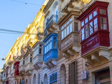 Sliema, Malta, 5 Ocak 2019 tarihinde. Geleneksel bir ev bir cephe parçası. Malta mimarisi ve bir ülke sembolleri - karmaşık bir balkon karakteristik bir detay