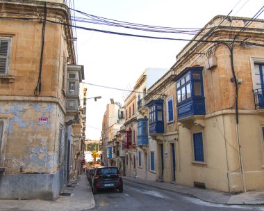 Sliema, Malta, 5 Ocak 2019 tarihinde. Kentsel görünümü. eski şehir, Bina cephe dar sokakta geleneksel balkon ile dekore edilmiş. Arabalar kaldırım Park