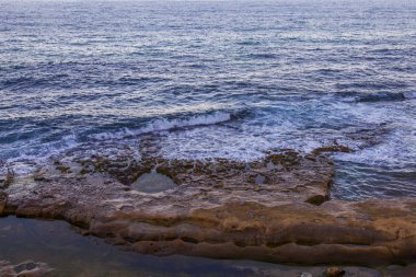 Dalgalar deniz sörf ile günbatımı güneş yaktı