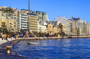 Sliema, Malta, 7 Ocak 2019 tarihinde. Körfezin güzel set of mimari kompleks günbatımı güneş yaktı
