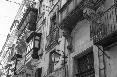 Valletta, Malta, üzerinde 8 Ocak 2019. Eski kasaba evleri geleneksel çeşitli pitoresk balkon özelliği bir Malta sembolleri vardır 
