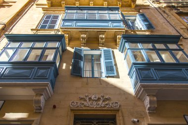 Valletta, Malta, üzerinde 8 Ocak 2019. Eski kasaba evleri geleneksel çeşitli pitoresk balkon özelliği bir Malta sembolleri vardır 