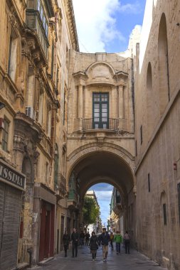 Valletta, Malta, üzerinde 8 Ocak 2019. eski şehrin bir kemer altında pass güzel sokak