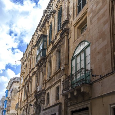 Valletta, Malta, üzerinde 8 Ocak 2019. Tarihi bina çevresinde bir mimari kompleksi. Pitoresk karakteristik Balkonlu binaların cephe süslemeleri ve sembolleri Malta biridir.