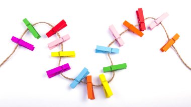 Beyaz arkaplanda çok renkli mandallar