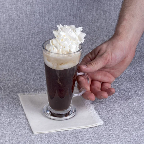 Main Masculine Tient Une Tasse Café Verre Transparent Avec Crème — Photo