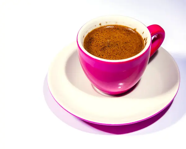 Masanın Üzerinde Bir Parlak Pembe Porselen Fincan Espresso Kahve — Stok fotoğraf