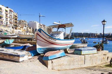 San Giljan, Malta, 7 Ocak 2019 tarihinde. Mimari kompleks Spinola Körfezi'nin güzel set of. Yürüyüş ve balıkçı tekneleri defne Spinola kıyısında