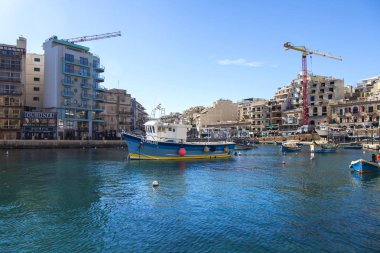 San Giljan, Malta, 7 Ocak 2019 tarihinde. Mimari kompleks Spinola Körfezi'nin güzel set of. Yürüyüş ve balıkçı tekneleri defne Spinola kıyısında