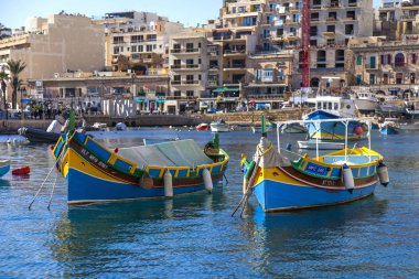 San Giljan, Malta, 7 Ocak 2019 tarihinde. Mimari kompleks Spinola Körfezi'nin güzel set of. Yürüyüş ve balıkçı tekneleri defne Spinola kıyısında