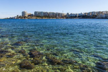 Pitoresk deniz manzara. Su ile güneş ışığı yanar. Uzaktan güzel dolgu
