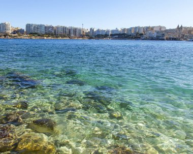 Pitoresk deniz manzara. Su ile güneş ışığı yanar. Uzaktan güzel dolgu