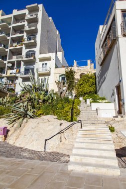 San Giljan, Malta, 5 Ocak 2019 tarihinde. Modern şehir mimarisi. Multystoried bina cephe parçası