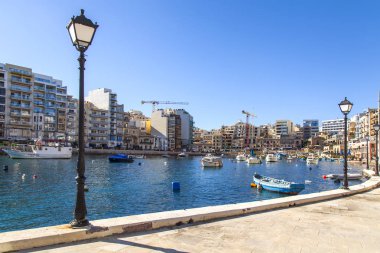 San Giljan, Malta, 7 Ocak 2019 tarihinde. Mimari kompleks Spinola Körfezi'nin güzel set of. Yürüyüş ve balıkçı tekneleri defne Spinola kıyısında
