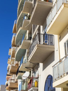 San Giljan, Malta, 5 Ocak 2019 tarihinde. Modern şehir mimarisi. Multystoried bina cephe parçası