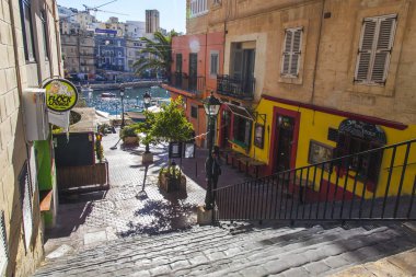 San Giljan, Malta, 5 Ocak 2019 tarihinde. denize iletken bir merdiven ile pitoresk sokak