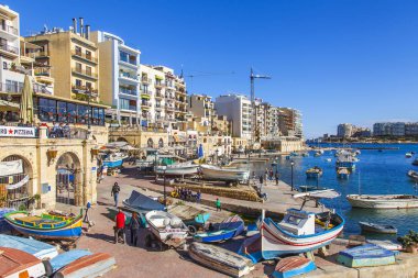 San Giljan, Malta, 7 Ocak 2019 tarihinde. Mimari kompleks Spinola Körfezi'nin güzel set of. Yürüyüş ve balıkçı tekneleri defne Spinola kıyısında