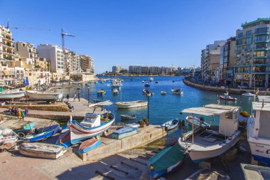 San Giljan, Malta, 7 Ocak 2019 tarihinde. Mimari kompleks Spinola Körfezi'nin güzel set of. Yürüyüş ve balıkçı tekneleri defne Spinola kıyısında