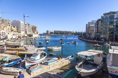 San Giljan, Malta, 7 Ocak 2019 tarihinde. Mimari kompleks Spinola Körfezi'nin güzel set of. Yürüyüş ve balıkçı tekneleri defne Spinola kıyısında