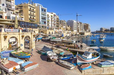 San Giljan, Malta, 7 Ocak 2019 tarihinde. Mimari kompleks Spinola Körfezi'nin güzel set of. Yürüyüş ve balıkçı tekneleri defne Spinola kıyısında